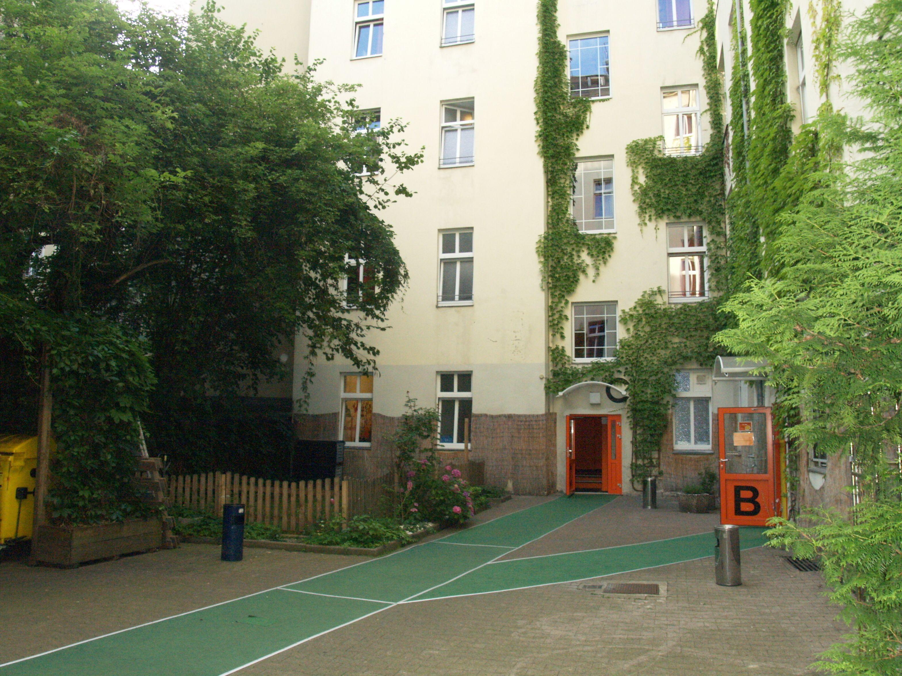Happy Go Lucky Hotel + Hostel — Foto’s 2